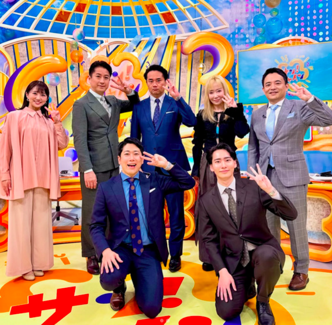 『サン！シャイン』に出演する遙洋子（後列右から2番目）