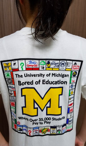 ミシガン大学のロゴ入りTシャツ