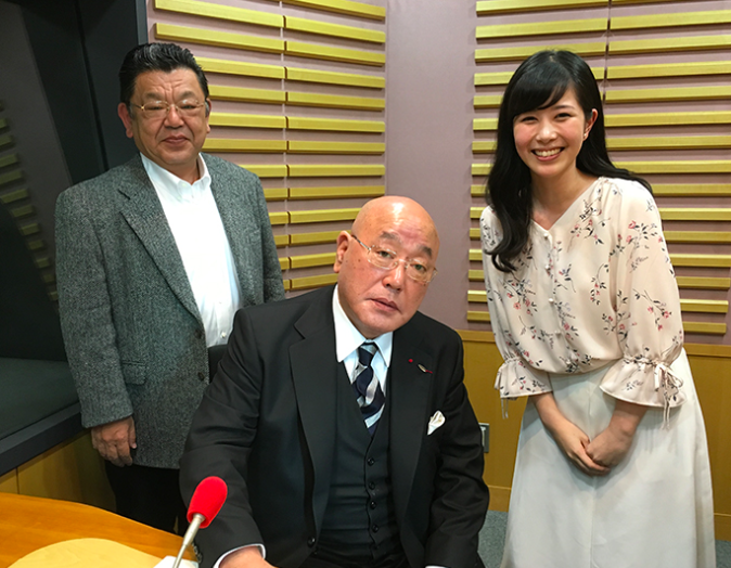 ラジオに出演する須田慎一郎（左）