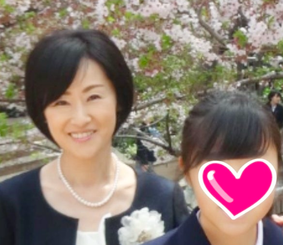 中学入学式での田村あゆち（左）と娘