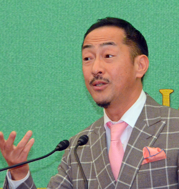日本記者クラブで会見をする村田晃嗣