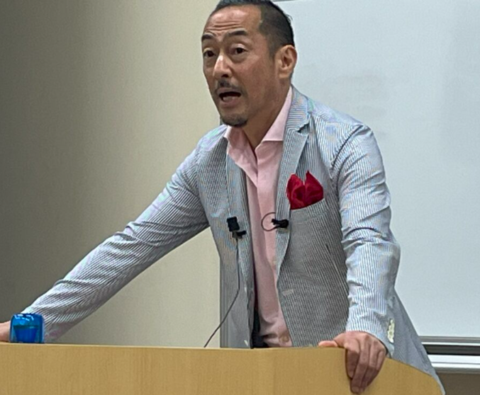 村田晃嗣の左手薬指に指輪はみられない