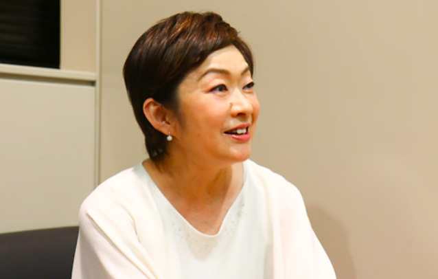 柔らかい表情の小栗泉