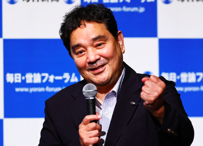 鈴木哲夫の左手薬指に指輪はみられない