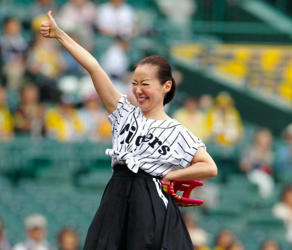 阪神タイガースの試合で始球式をする遙洋子