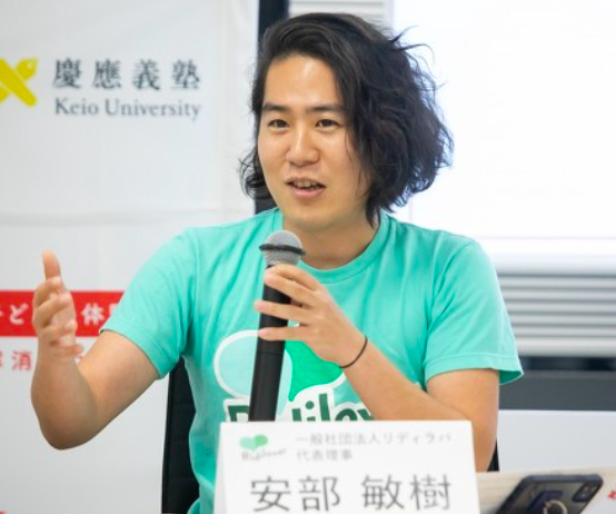 Tシャツ姿の安部敏樹