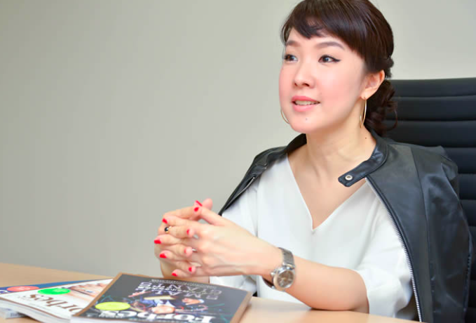 インタビューを受ける谷本有香