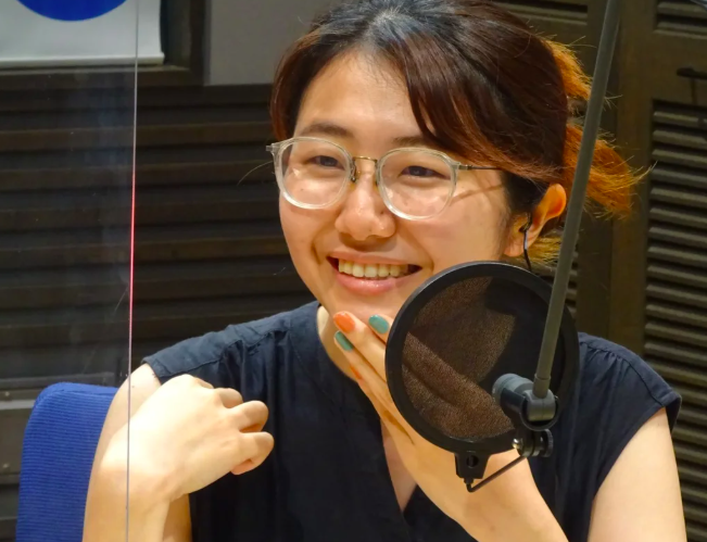 ラジオに出演する能條桃子