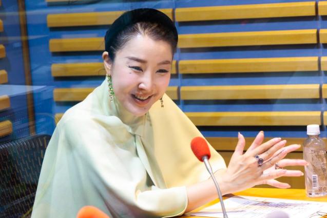 ラジオに出演する谷本有香