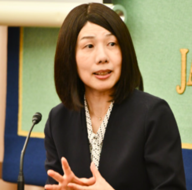 会見する坂梨祥