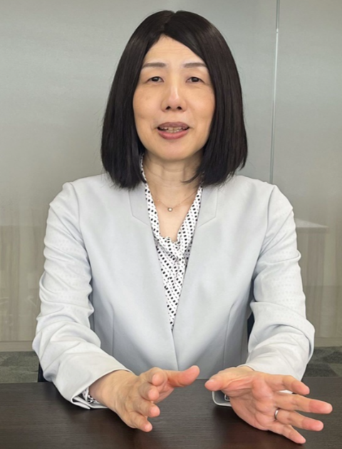 坂梨祥の左手薬指には指輪がみられる