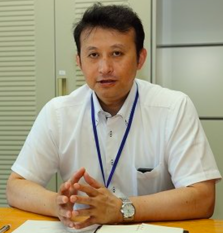 小原凡司の左手薬指には指輪はみられない