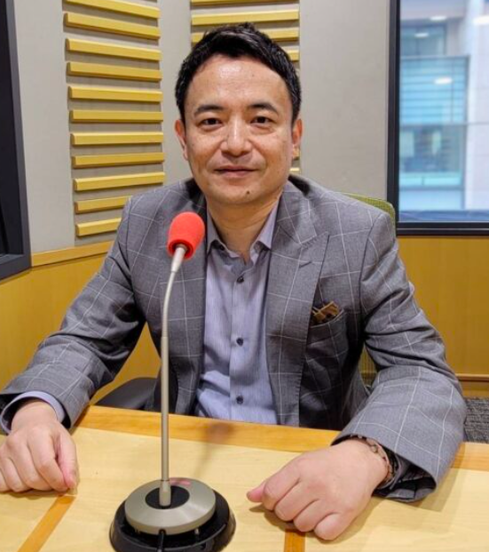峯村健司の左手薬指に指輪は見られない