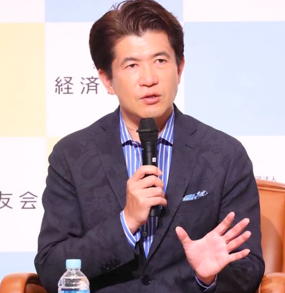 松江英夫の左手薬指に指輪はみられない