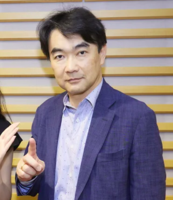 石川和男の右手薬指には指輪がみられる