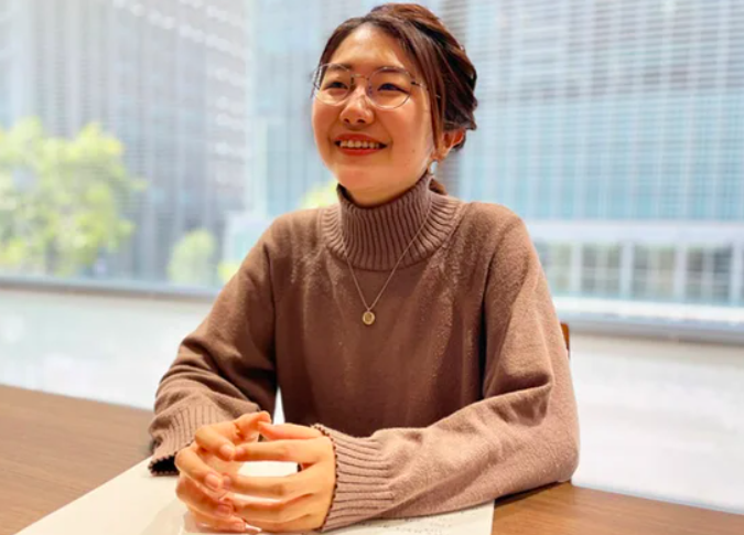 能條桃子の左手薬指に指輪はみられない