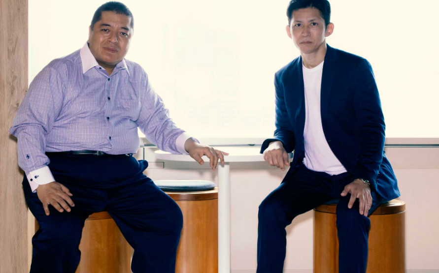 萱野稔人（右）と 佐藤優（左）