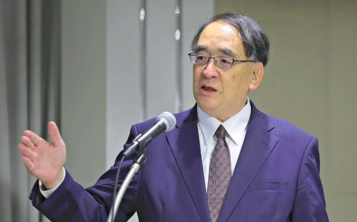 講演する木内登英