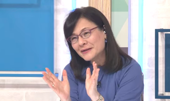 飯塚恵子の右手薬指には指輪がみられる