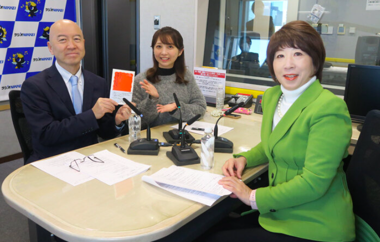 白井さゆり（右端）の左手薬指に指輪はみられない