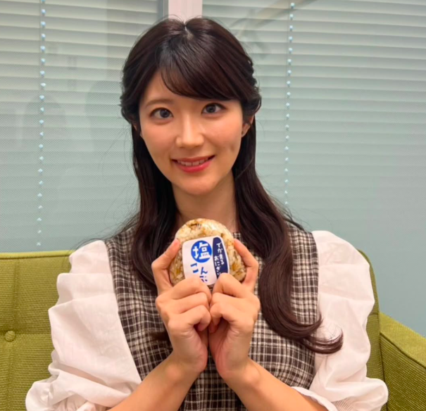 越水遥の左手薬指に指輪は見られない