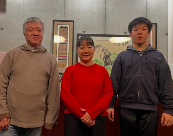 阿古智子（真ん中）と夫（左）と息子（右）
