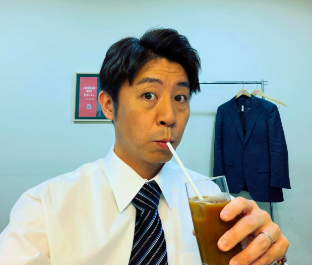 安田洋祐の左手薬指には結婚指輪がある