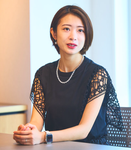 平原依文の左手薬指には指輪がある