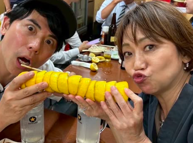 長谷川まさ子の左手薬指に指輪は見当たらない